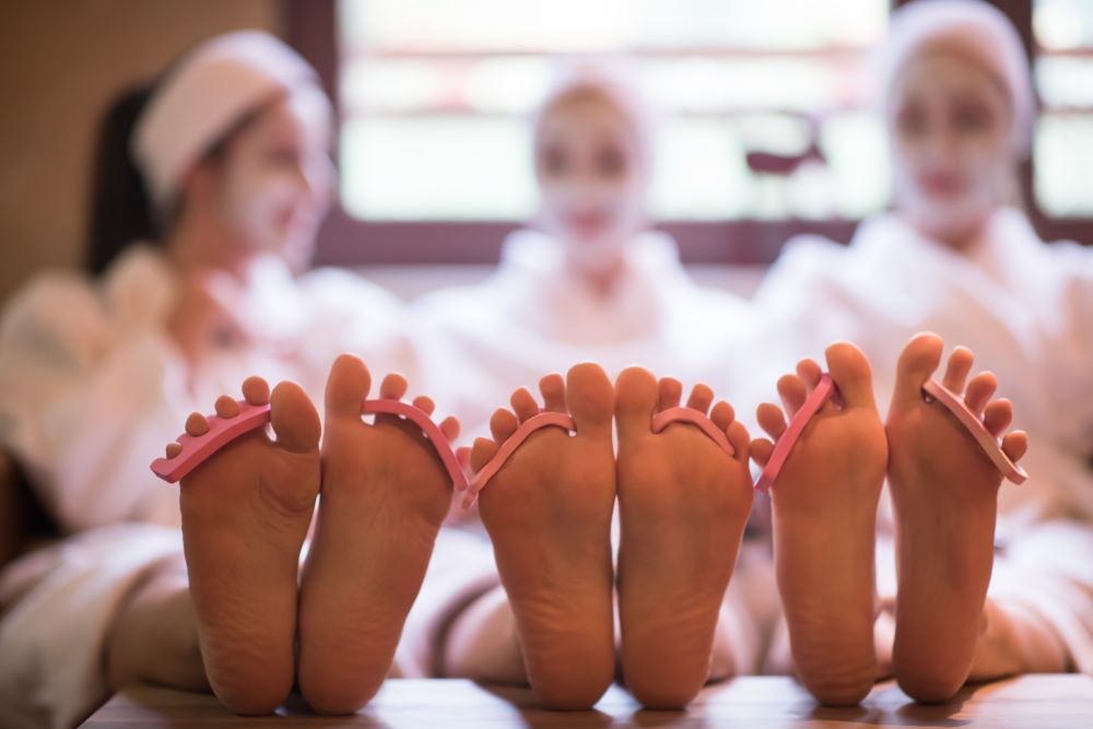 THE BEST WAY TO TREAT CRACKED HEELS AT HOME